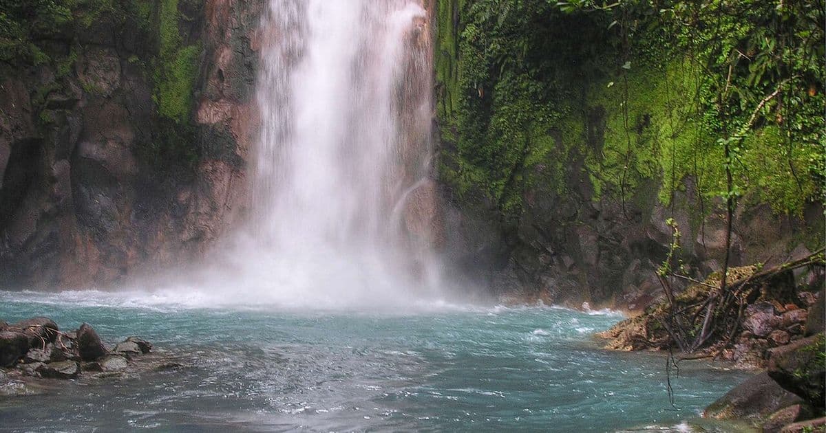 Río Celeste Costa Rica: The Magical Blue River of Tenorio Volcano